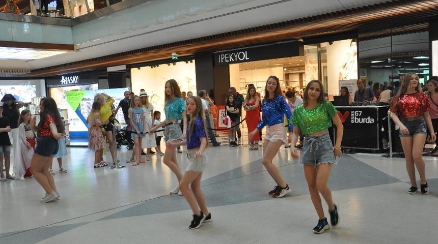 Kiev dans grubu Esas 67 Burda&rsquo;da danslarını sergilediler