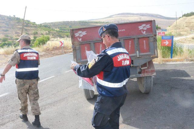 Jandarma trafik timlerinden traktör sürücülerine reflektör uyarısı