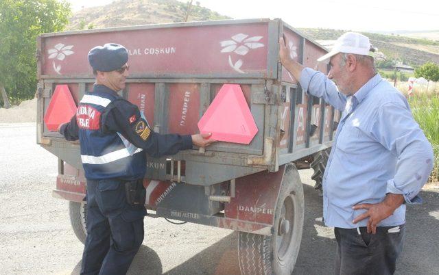 Jandarma trafik timlerinden traktör sürücülerine reflektör uyarısı