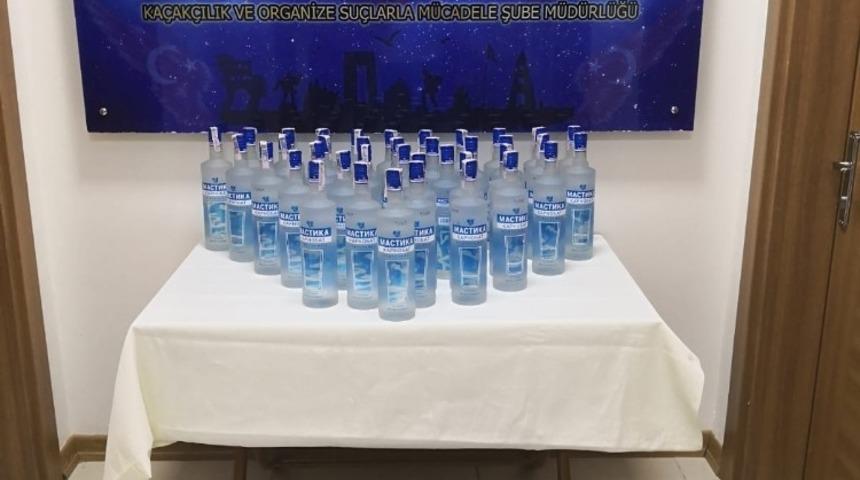 &Ccedil;anakkale&rsquo;de 54 şişe ka&ccedil;ak i&ccedil;ki ele ge&ccedil;irildi
