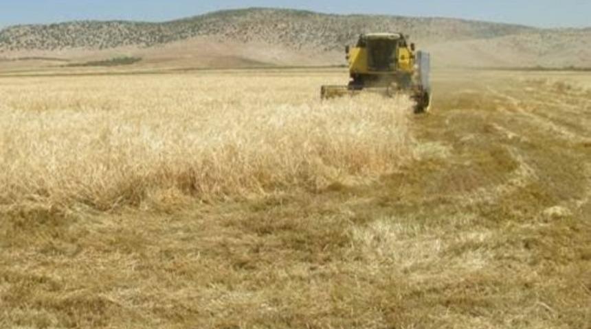 Bi&ccedil;erd&ouml;verin altında kalan adam ağır yaralandı