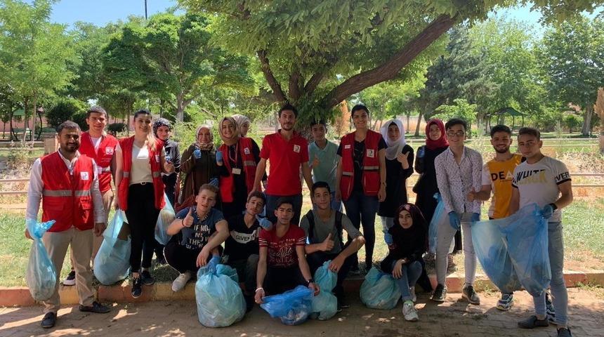 Mesire alanı ile parklar g&ouml;n&uuml;ll&uuml;ler tarafından temizlendi