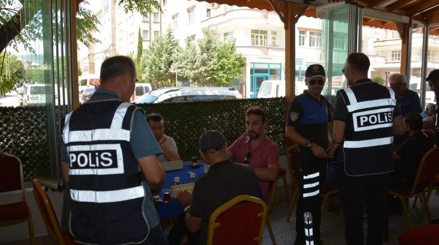 Polis ekipleri bin 812 kişinin kimlik sorgusunu yaptı