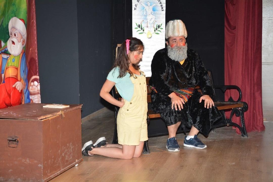 Efeler&rsquo;de &lsquo;Masallar Diyarı&rsquo; adlı oyun sahnelendi