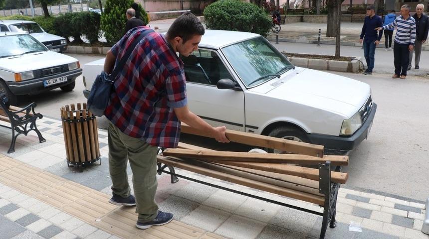 Sandıkı&rsquo;da oturma banklarına zarar verildi