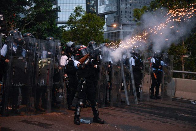 Hong Kong’ta suçluların iadesi yasası askıya alındı