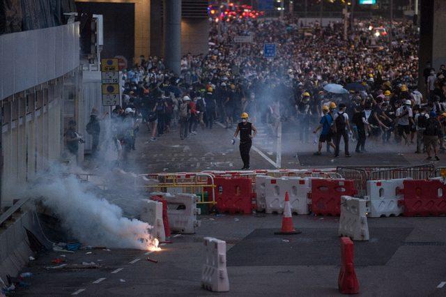 Hong Kong’ta suçluların iadesi yasası askıya alındı