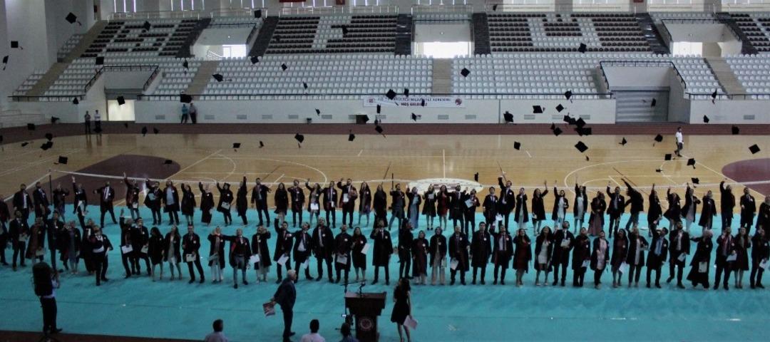 126 doktor adayı, kep attı