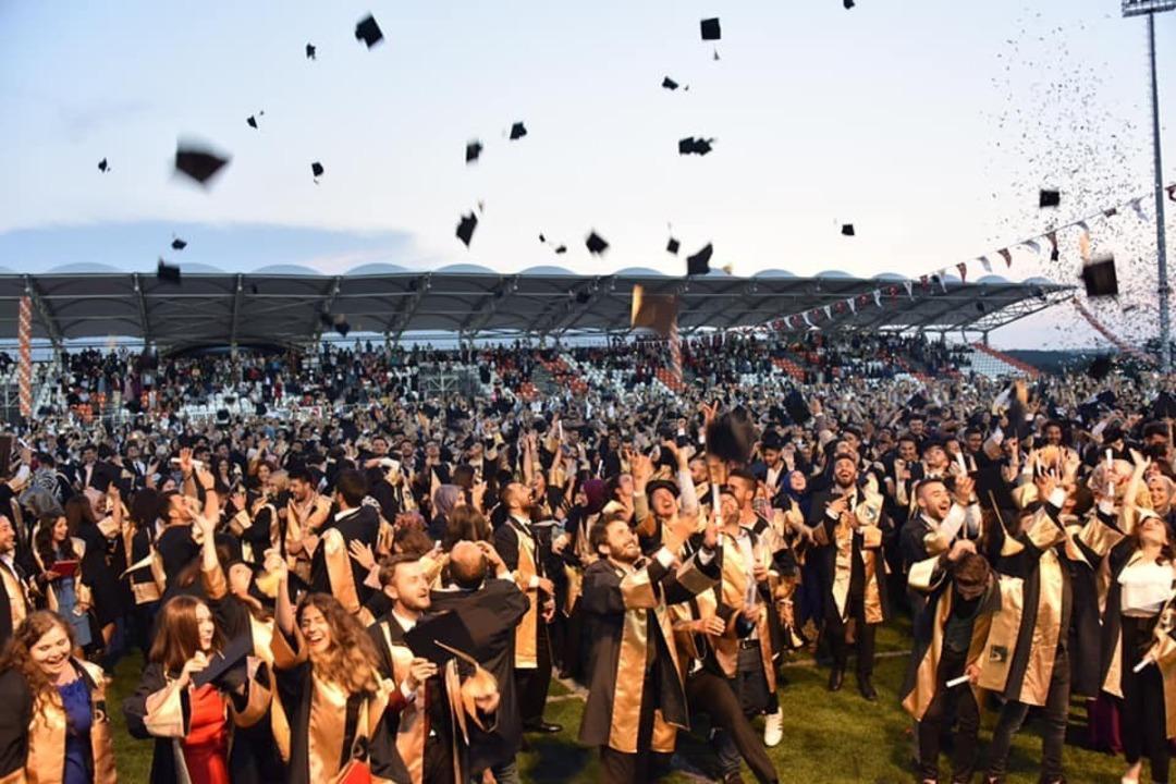 3 bin 146 &ouml;ğrenci aynı anda kep attı