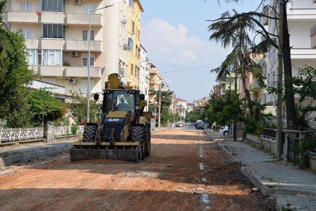 Altıeylül’de caddeler yenileniyor