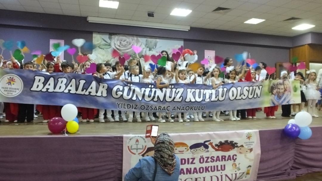 Burhaniye&rsquo;de minik &ouml;ğrencilerden s&uuml;rpriz babalar g&uuml;n&uuml; kutlaması