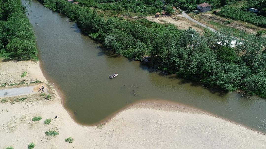 3 yıldır k&ouml;yl&uuml;ler ulaşımlarını sandallarla sağlıyor