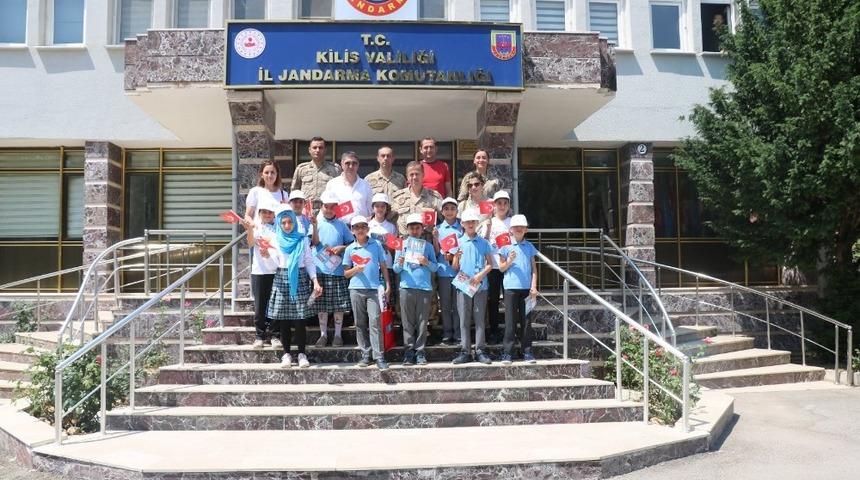 &Ouml;ğrencilerin jandarma sevgisi