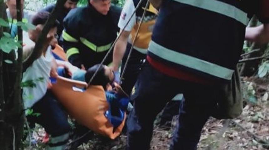 Ihlamur toplarken ağaçtan düşen genci itfaiye kurtardı