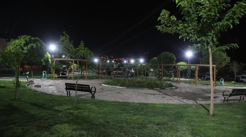 Haliliye&rsquo;de parklarda ışıklandırma &ccedil;alışmaları s&uuml;r&uuml;yor