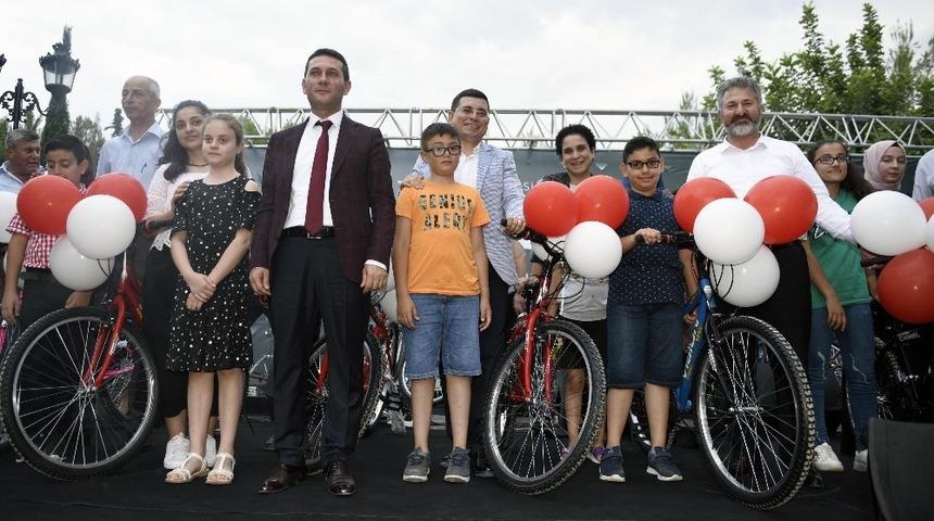 Başarılı &ouml;ğrenciler bisikletle &ouml;d&uuml;llendirildi