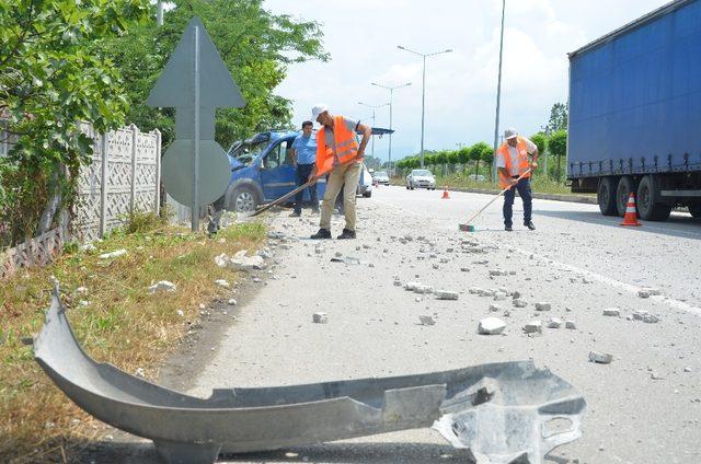 Hafif ticari araç evin çevre duvarına çarptı: 4 yaralı