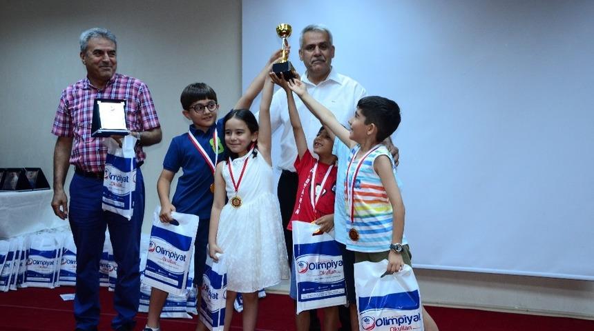 Matematik şampiyonları &ouml;d&uuml;llendirildi