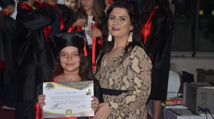 İlkokulu bitiren &ccedil;ocuklar mezuniyet kutlaması yaptı