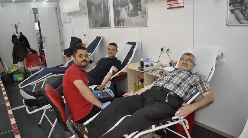 Şuhutlu vatandaşlardan kan bağışı kampanyasına yoğun ilgi