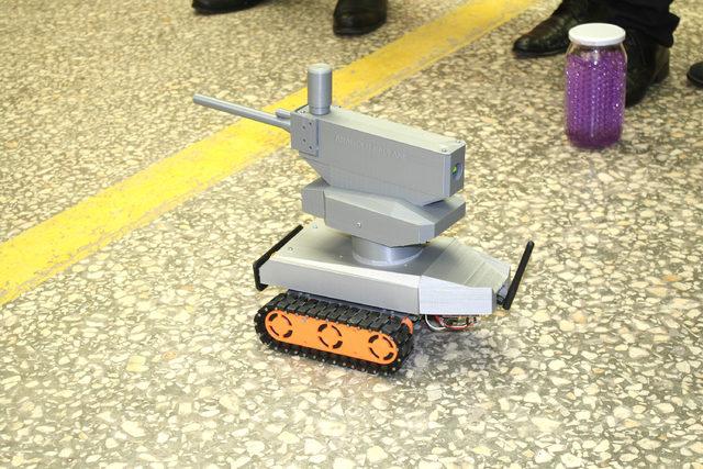 14 yaşındaki öğrenci askeri müdahale robotu yaptı