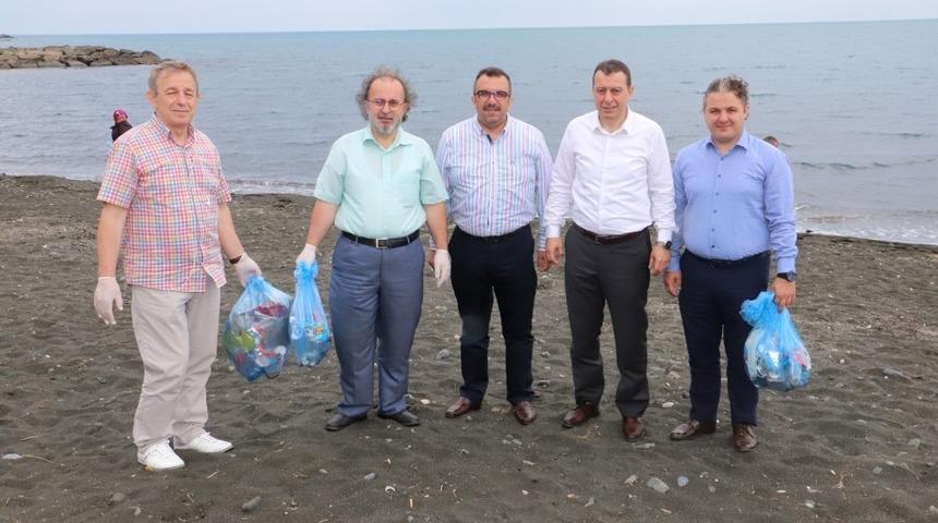 Ellerinde poşetlerle plajı &ccedil;&ouml;plerden temizlediler