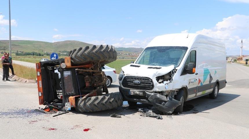 Trakt&ouml;r&uuml;n karıştığı kazada 1 kişi yaralandı