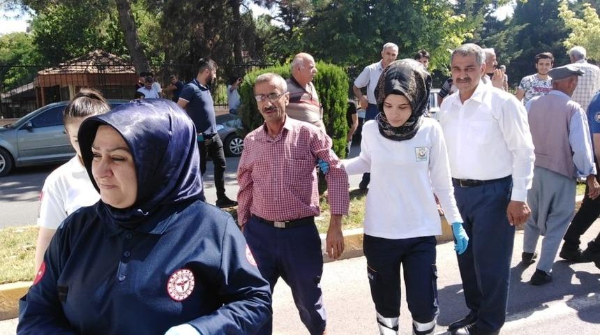 &Ouml;n&uuml;ne otomobili s&uuml;r&uuml;kledi: 1 Yaralı