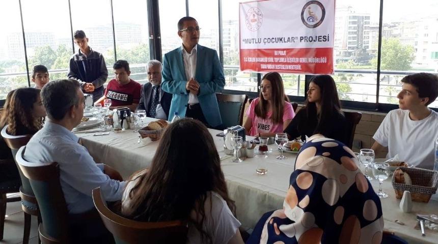 Alaşehirli engelli &ouml;ğrencilere su altı fotoğraf&ccedil;ılığı eğitimi