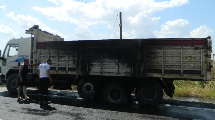 Seyir halindeki kamyon yandı