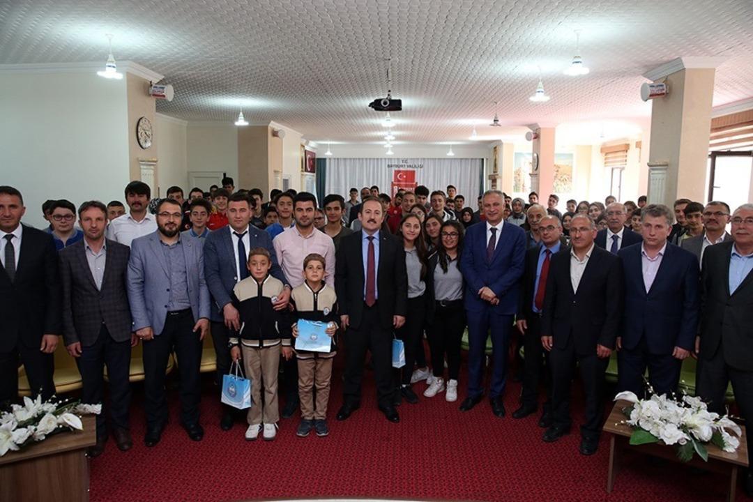 B&ouml;lgesel ve ulusal yarışmalarda derece elde eden &ouml;ğrenciler &ouml;d&uuml;llendirildi