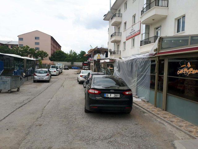 Belediye otobüsü, çarptığı araçla kafeye girdi: 3 yaralı