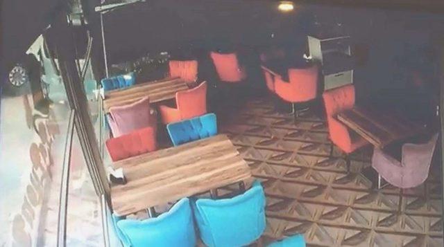 Belediye otobüsü, çarptığı araçla kafeye girdi: 3 yaralı