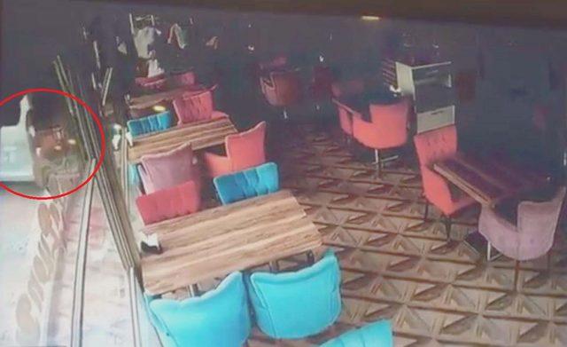 Belediye otobüsü, çarptığı araçla kafeye girdi: 3 yaralı