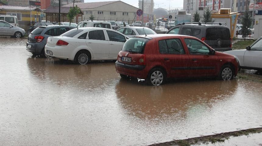 Sivas&rsquo;ta sağanak hayatı olumsuz etkiledi