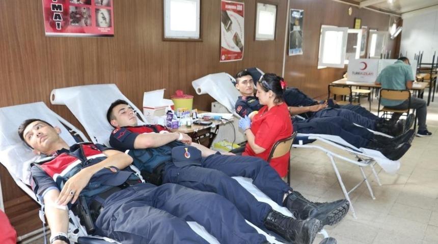 Jandarma&rsquo;dan 180&rsquo;inci yılında 180 &uuml;nite kan bağışı