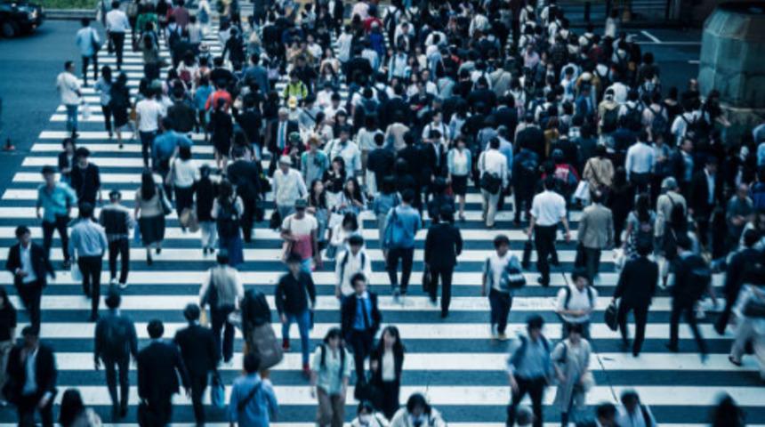 Japonya'da araç öğrencilerin arasına daldı!