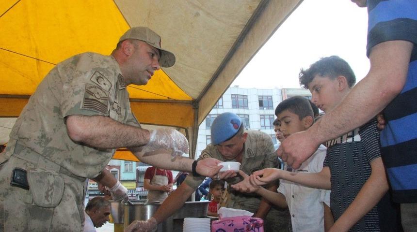 Jandarma şehitler i&ccedil;in lokma dağıttı
