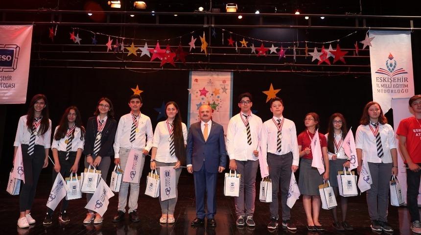 Ulusal ve uluslararası yarışmalarda dereceye giren &ouml;ğrencilere &ouml;d&uuml;l verildi