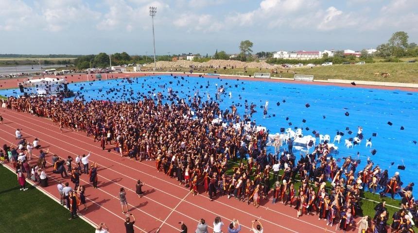 2 bin 342 &ouml;ğrencinin mezuniyet sevinci