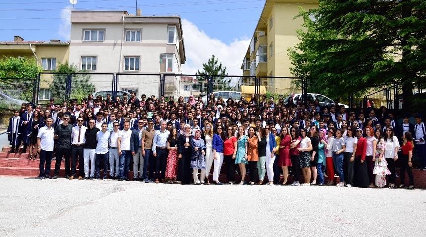 Mehmet Akif Ersoy Ortaokulu&rsquo;nda mezuniyet heyecanı