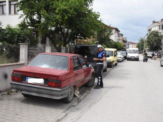 Düzce Belediyesi kaldırıma park edenlere ceza yağdırdı