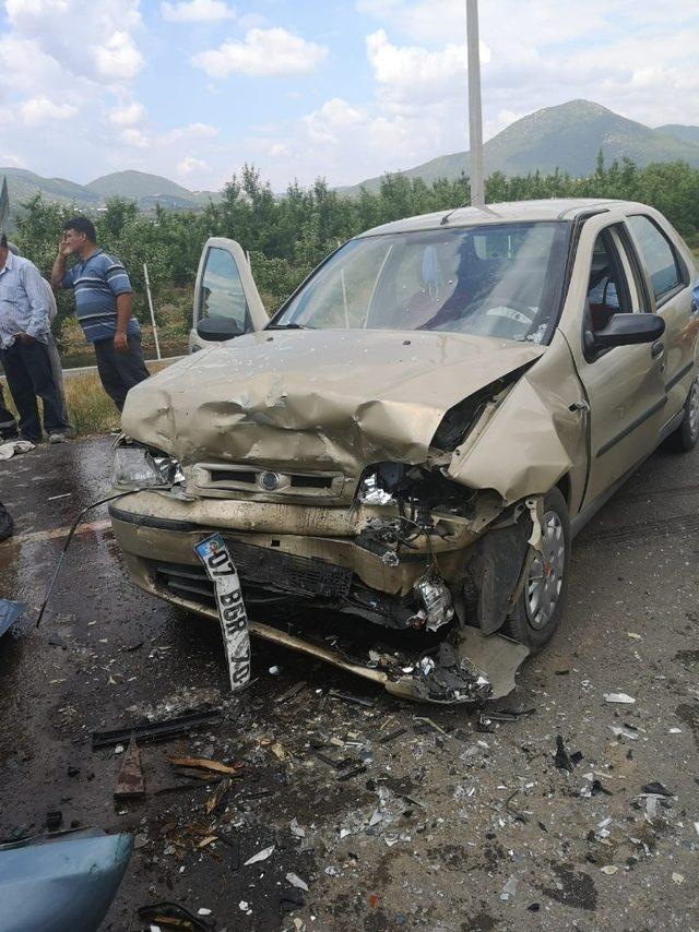 Seydikemer’de iki otomobil kafa kafaya çarpıştı: 6 yaralı