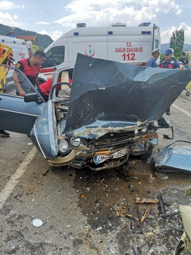 Seydikemer’de iki otomobil kafa kafaya çarpıştı: 6 yaralı