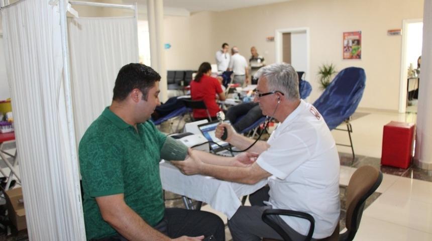 &Ouml;demiş Belediyesi &ccedil;alışanlarından Kızılay&rsquo;a bağış desteği