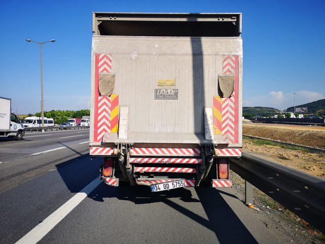 Pendik'teki zincirleme trafik kazası tem'de trafik yoğunluğuna neden oldu