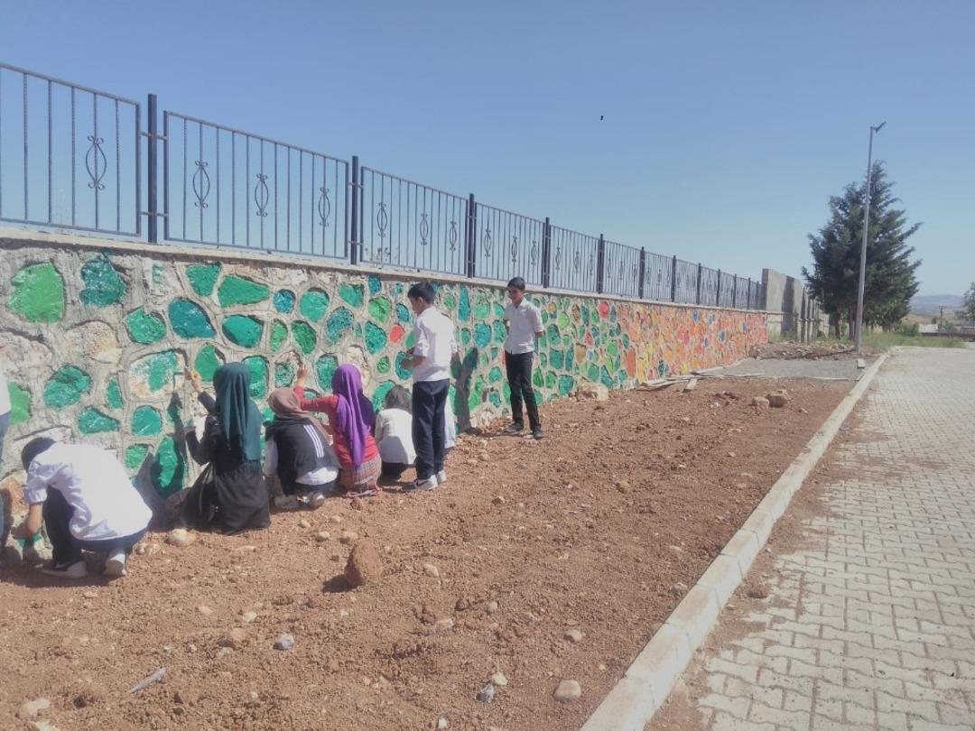 Okula yapılan yardım etkinliğe d&ouml;n&uuml;şt&uuml;