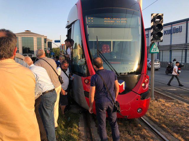 Güngören'de otomobil tramvaya çarptı (1)