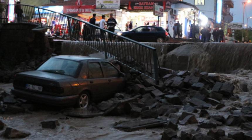 Sele dayanamayan istinat duvarı araçların üstüne yıkıldı