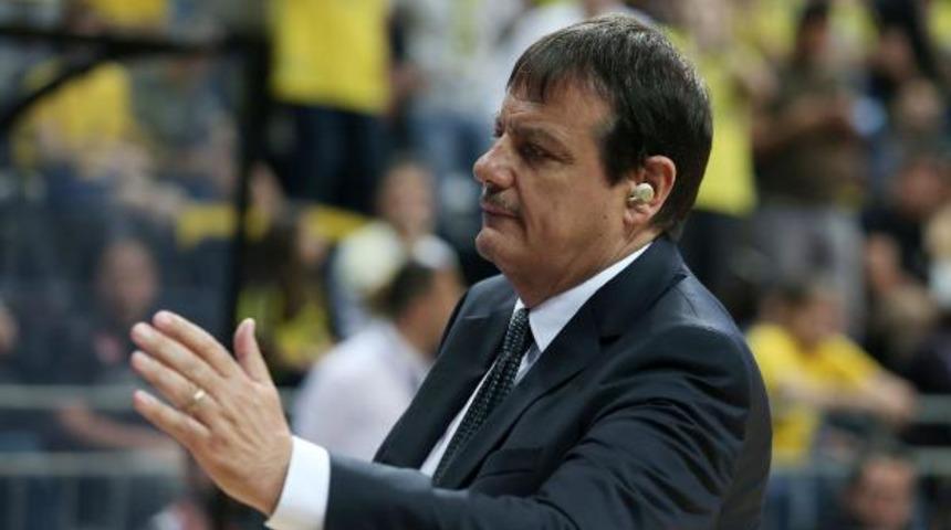 Ergin Ataman maça yine kulaklıkla çıktı